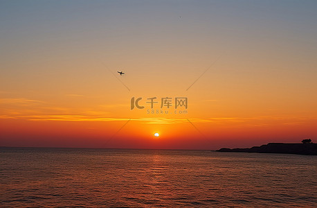 医学研究室背景图片_太阳正在从海洋上落下，一架飞机正在起飞