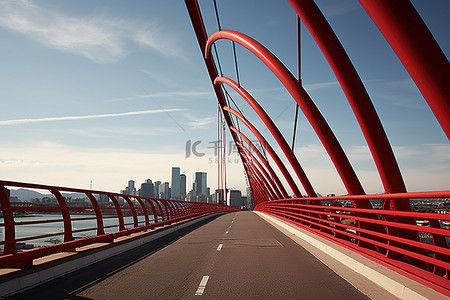 一条风景优美的道路，横跨一座桥梁，背景是一座大城市