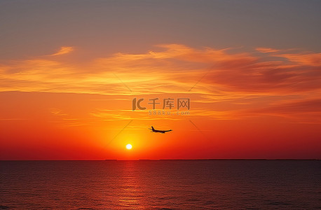 海研究背景图片_海洋上空，一架飞机飞过美丽的剪影