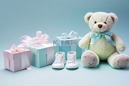 婴儿蓝色背景背景图片_白色标签和一些礼品盒上放着一只粉色泰迪熊鞋和一双白色运动鞋