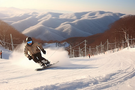 一名滑雪板运动员正在日本冬季度假胜地的一座山上滑下