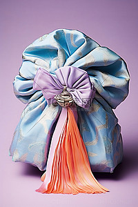 用蓝色薄纸和紫色布料覆盖的礼物