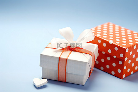 蓝色格子背景上的两个橙色和白色礼品盒