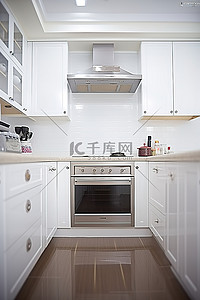 厨房用具不锈钢背景图片_一个空的白色厨房，中间有两个不锈钢器具