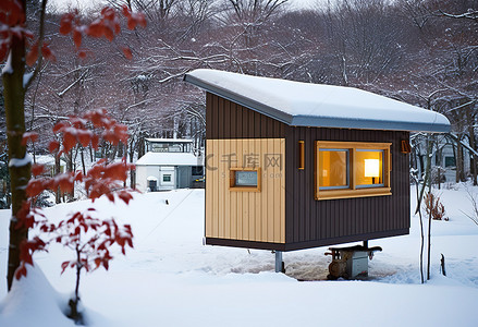 邮箱下有一间白雪皑皑的小屋