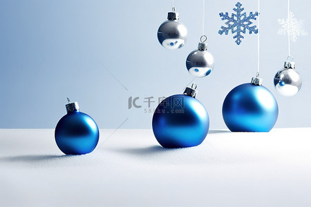 白色雪背景背景图片_蓝色圣诞球银色雪和白色圣诞树背景