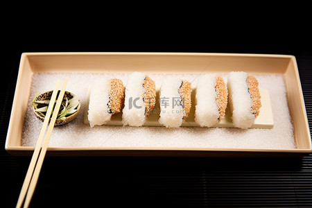 筷子纸套背景图片_一个小托盘，里面有寿司米饭和筷子