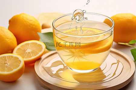 星空柠檬茶背景图片_橙子和柠檬从白杯中切片，加蜂蜜和蜂蜜