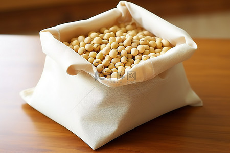 桌子上白色纸袋里的大豆