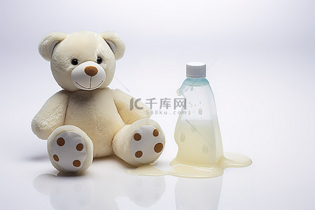 婴儿坐背景图片_坐在瓶子旁边的条纹泰迪熊