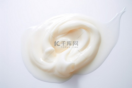 透明氣泡背景图片_白色表面上透明液体中的奶油
