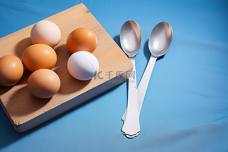 四块蓝色纸巾放在棕色鸡蛋前面，用勺子