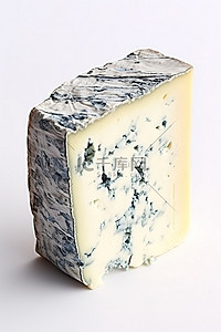 酸奶成分表背景图片_一块蓝奶酪坐在白色的表面上