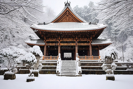 一座被树木包围的白雪覆盖的寺庙