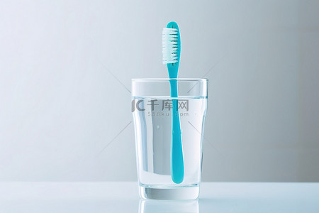 透明玻璃中的牙刷和牙膏