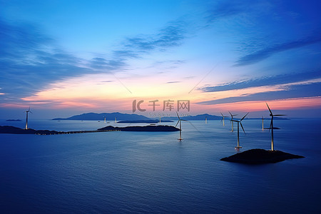黄昏时分，公海上方的一组岛屿和风力涡轮机