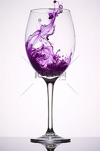 酒杯中的紫色水