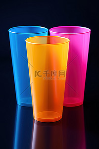 四个杯子的颜色是粉色蓝色紫色橙色和绿色