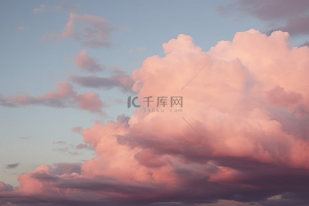 云彩背景粉色背景图片_日落时晴朗天空中的红粉色云彩