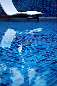 躺椅背景图片_带躺椅的蓝色游泳池
