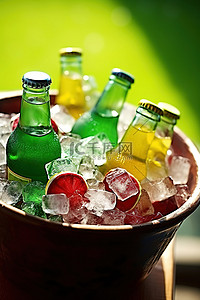 夏季喝果汁背景图片_夏季冰碗里的可乐瓶