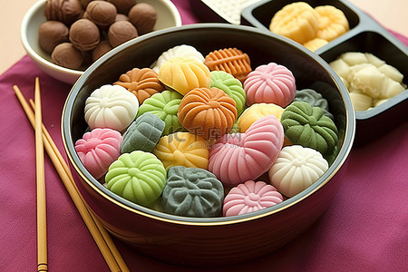 多个碗中展示了一系列亚洲咸味糖果