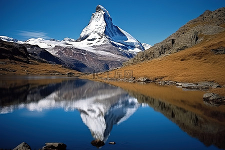 雪山湖景背景图片_阿尔卑斯山上的马特洪峰