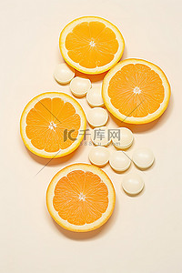 橙子脆片棉花背景图片_三片橙子片，旁边放着药片
