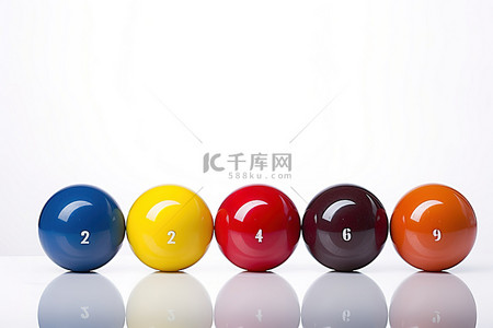 四个彩色球排成一排，供游戏池使用