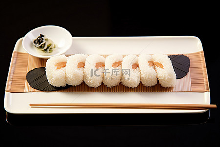 筷子传统背景图片_一个小托盘，里面有寿司米饭和筷子