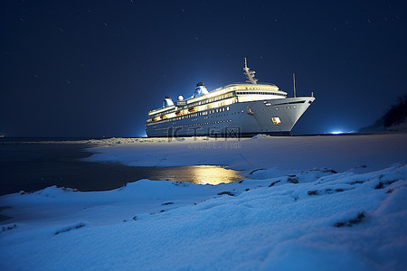 夜间白色游轮在白雪覆盖的雪滩上可见