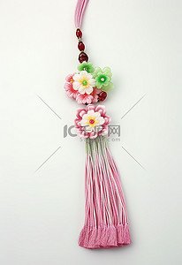 一条手工制作的中国长棍项链，粉色和绿色