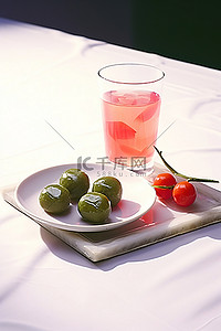 白盘上放四个白樱桃番茄，配上一杯草莓柠檬潘趣酒