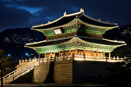 三丹塔在夜间被点亮，这是韩国的一张美丽照片
