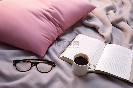 两杯咖啡和一本放在枕头上的书和一条毯子