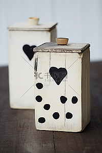 桌上牛奶背景图片_木桌上有黑点的小牛奶盒