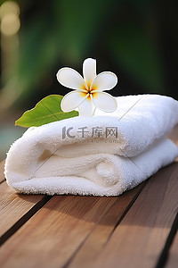 毛巾花背景图片_木甲板上的白毛巾拿着一朵花