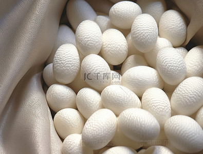 白色球球背景图片_一堆白色羊毛球坐在白色棉花旁边