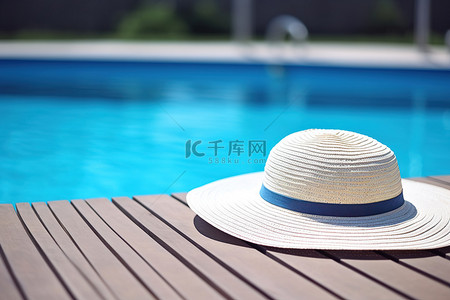 游泳帽背景图片_木甲板上的游泳帽