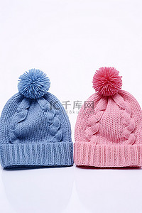 蓝色帽子冬天背景图片_两顶中间有粉色和蓝色纽扣的针织帽