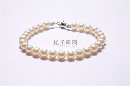 淡水珍珠背景图片_珍珠手链由真正的淡水珍珠在白色表面制成