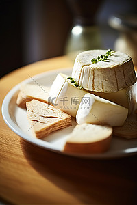 软木塞背景图片_软奶酪搭配一些油煎面包块和软木塞