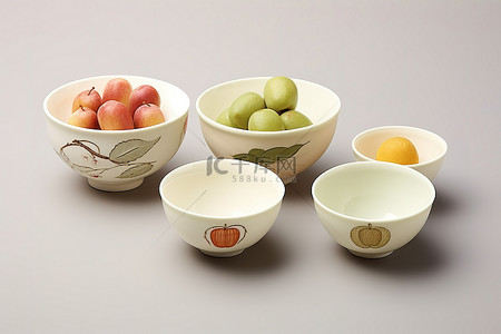 四个碗，上面有几种不同类型的水果
