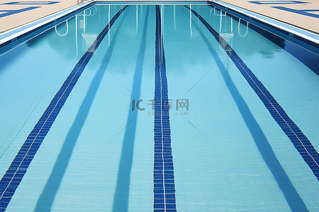 一个空的游泳池，有黑线和蓝色瓷砖
