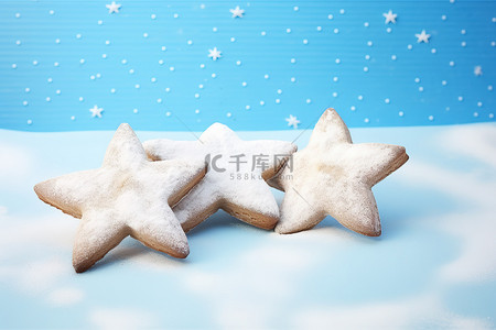 星形的奖座背景图片_蓝色背景中蓝天边缘排列的星形饼干的图片