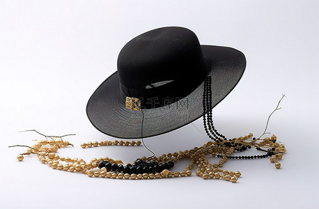 白色背景上的黑色帽子，饰有黑色珠子
