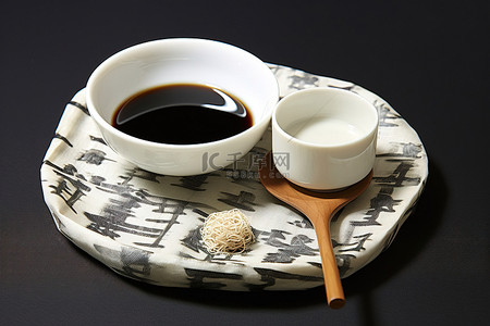 一个碗背景图片_一个碗，里面放着一杯茶和大蒜，放在纸盘上