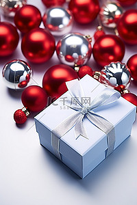 圣诞饰品背景图片_圣诞饰品盒放在蓝色圣诞灯泡旁边