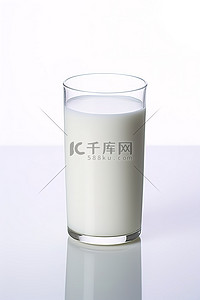 白色表面与一杯温牛奶