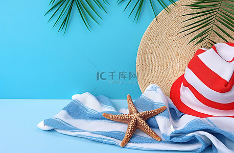 夏季帽子帽子毛巾沙滩巾和蓝色背景棕榈树的海星鱼